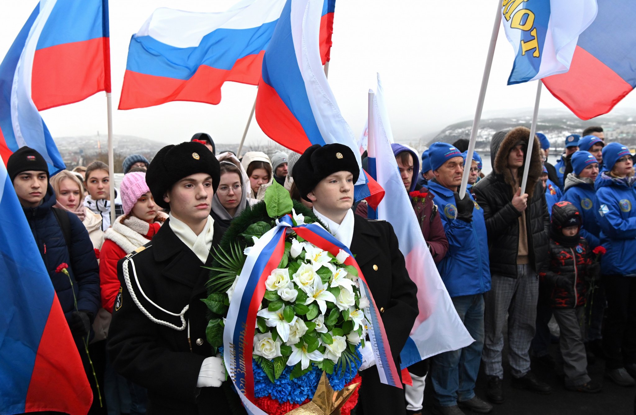 Последние мурманские новости. Памятник защитникам Отечества Мурманск. Защитник Заполярья соревнования. Северный флот Мурманск.