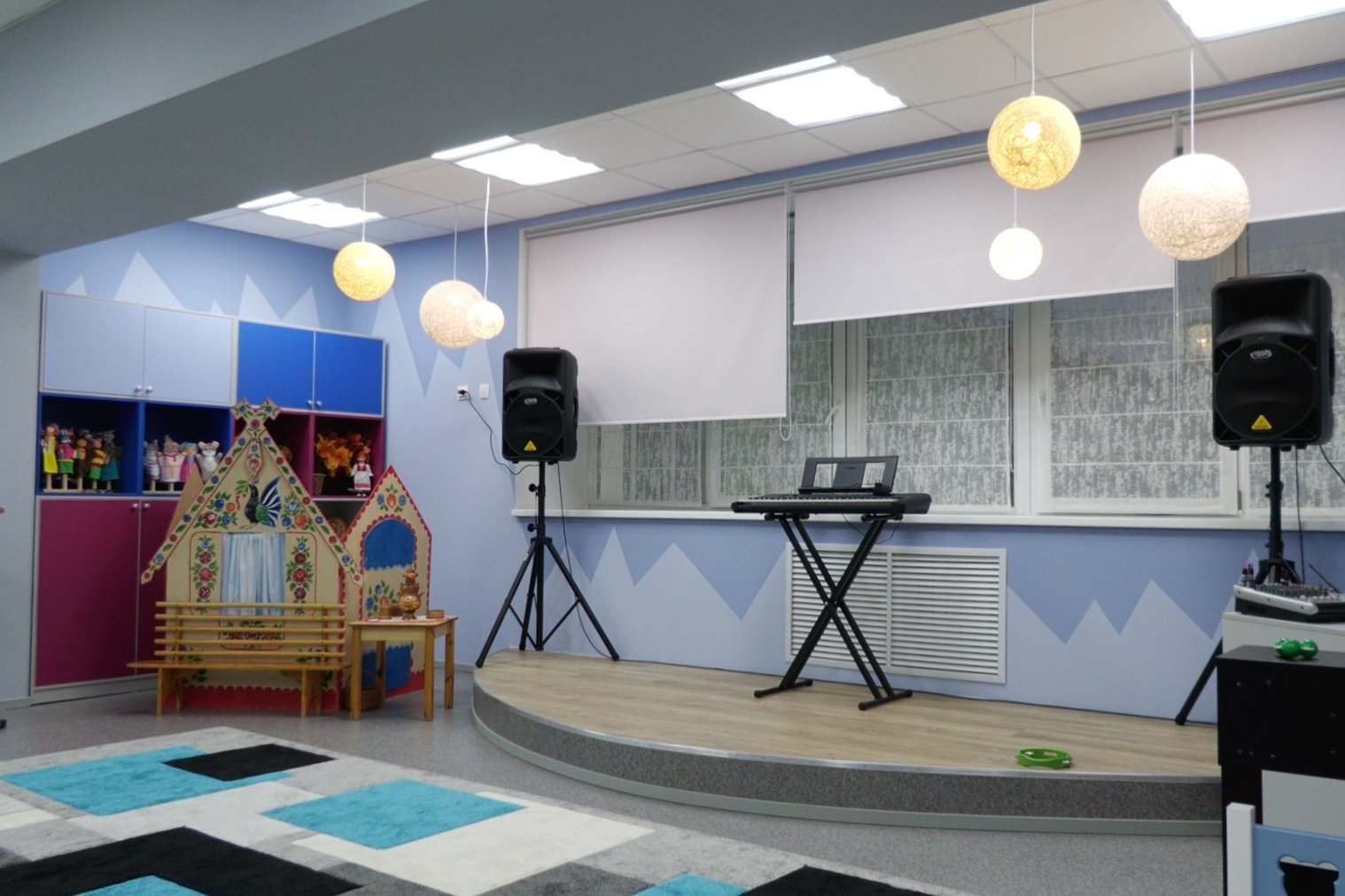 Новогоднее украшение музыкального зала в детском саду
