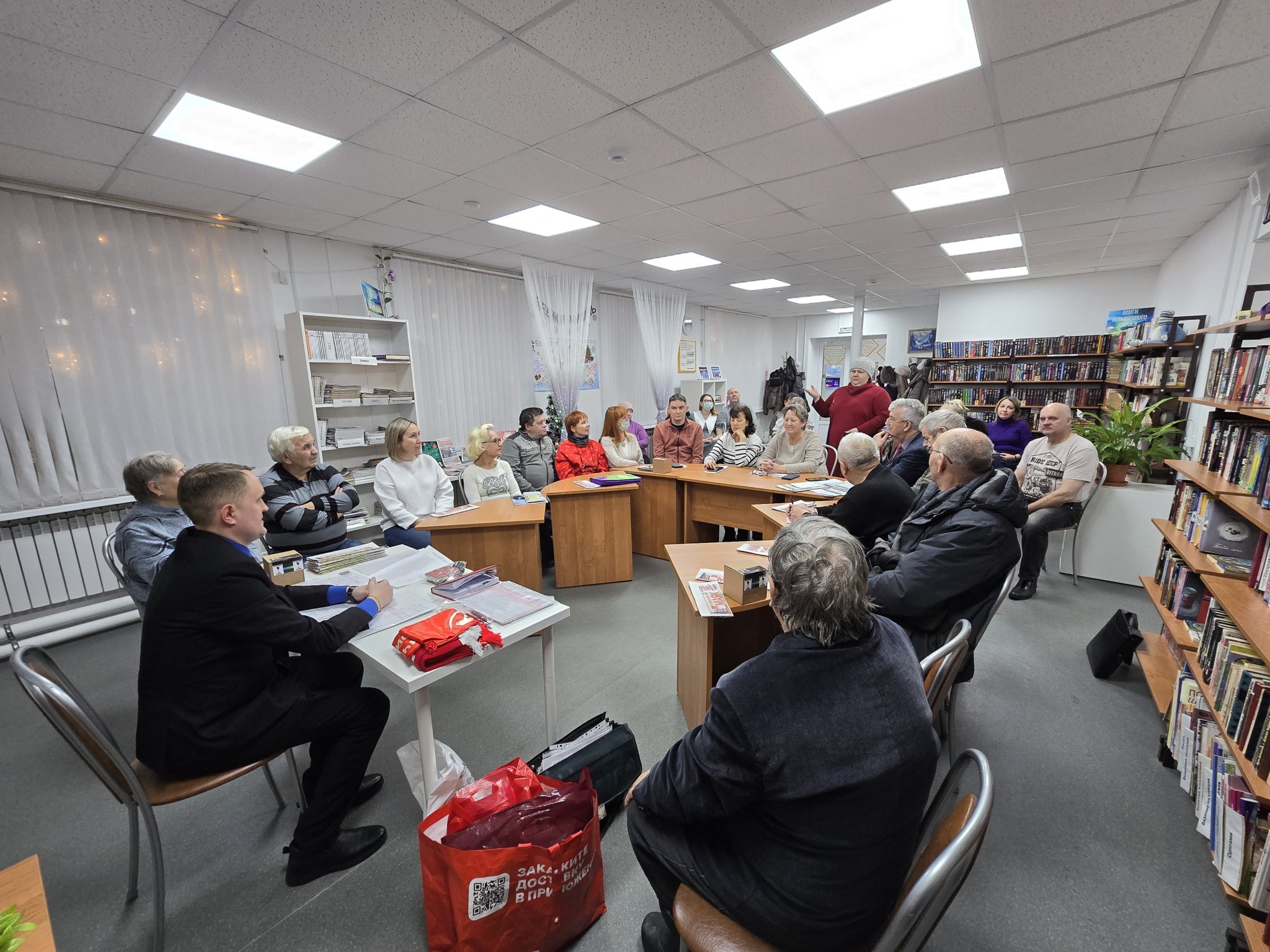 Депутат Мурманской областной Думы Александр Клементьев 5 декабря 2025 года провел прием граждан в Ковдоре