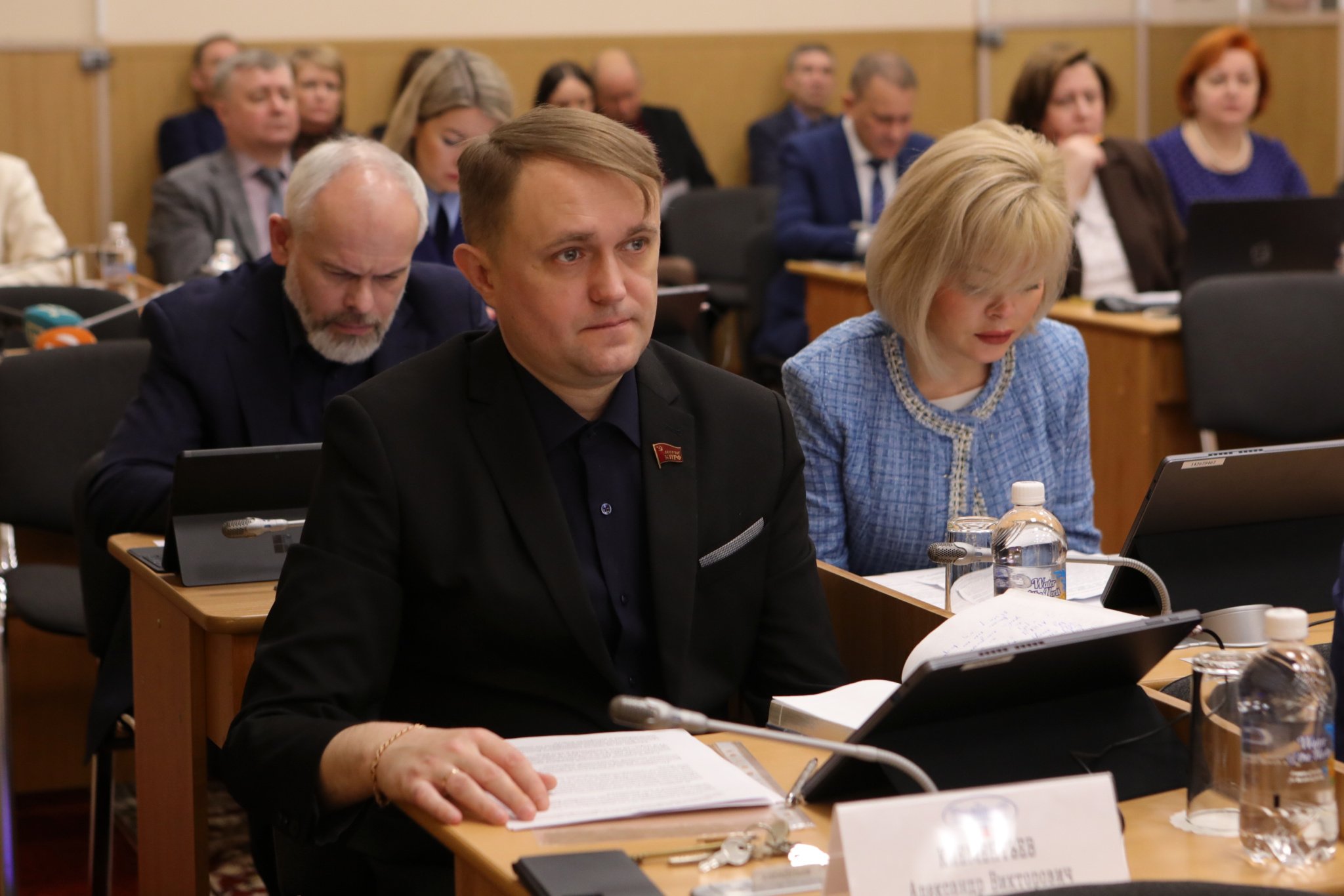 Депутат Мурманской областной Думы Александр Клементьев поднял проблему благоустройства одного из дворов в Ёнском