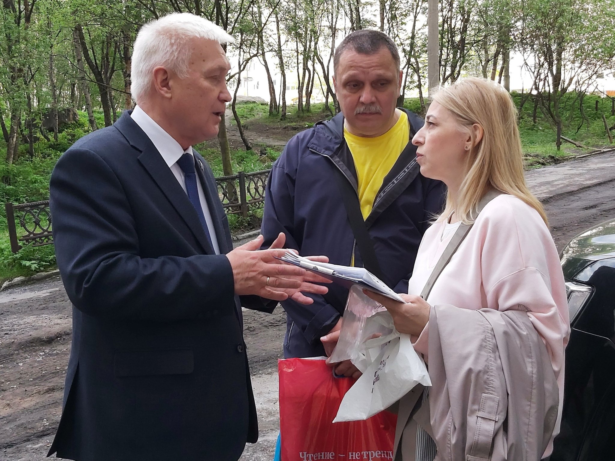 Уважаемые земляки, 8 июня состоялась встреча с жителями микрорайона дома № 21 по проезду Ледокольному
