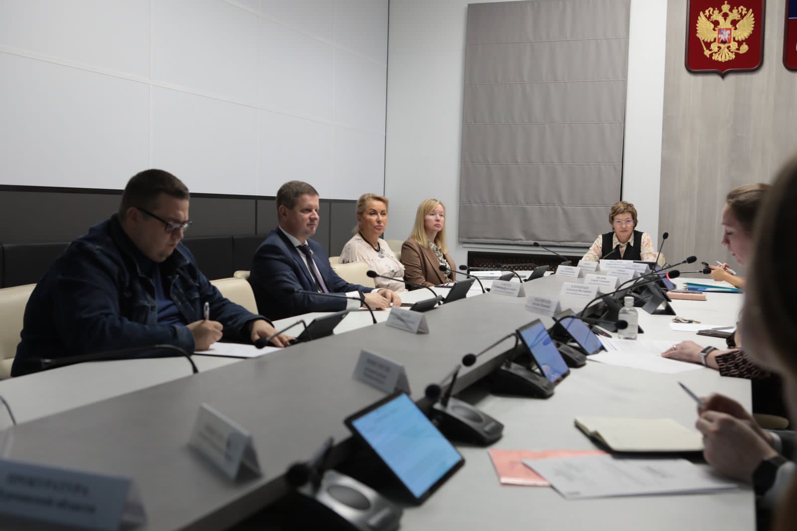 Правительство мурманской области в культуре. Комитет экономического развития мурманской области. Министерство культуры мурманской области эмблема. Город мурманск гимназия 5. Малый зал мурманской областной думы.