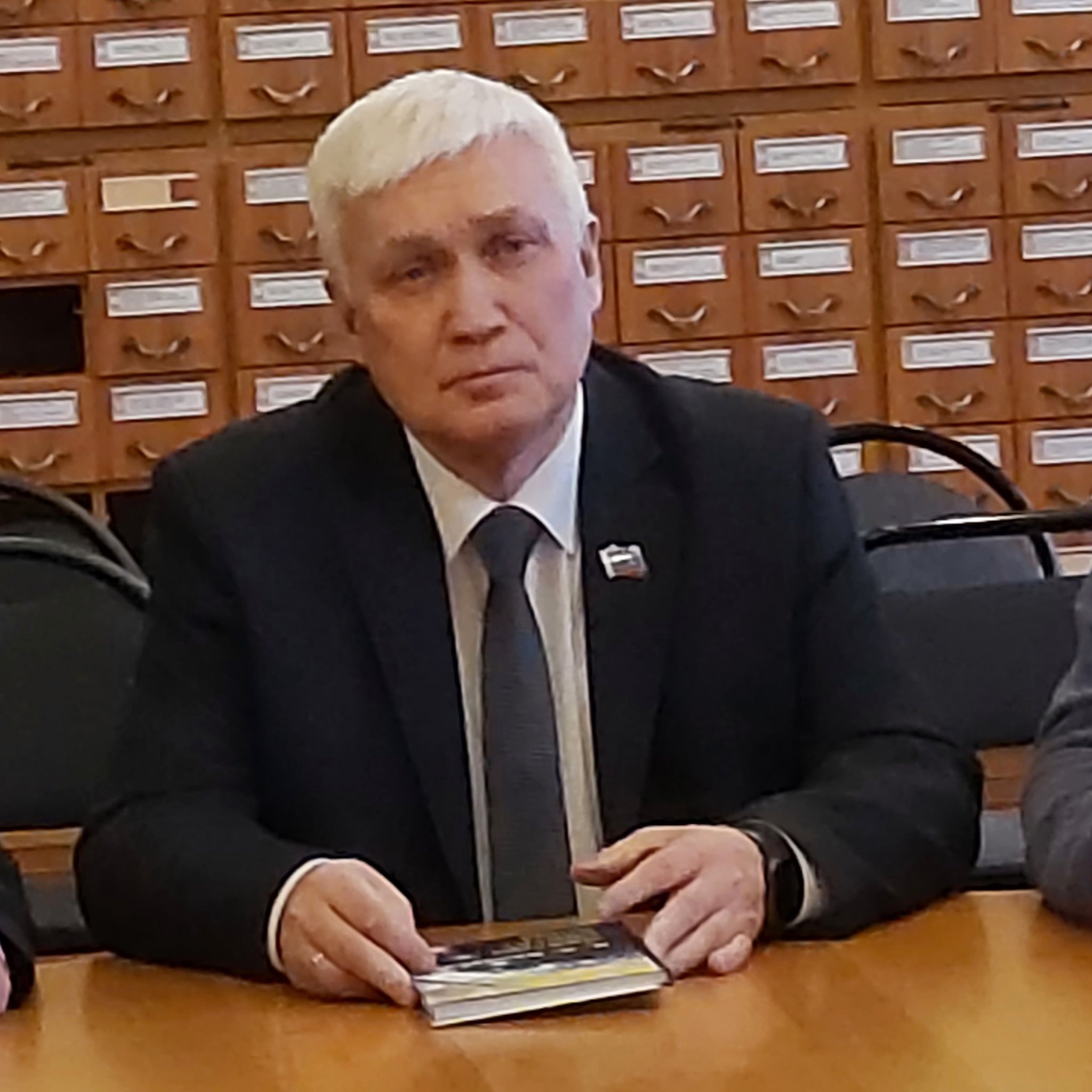 Уважаемые земляки, 25 февраля принял участие в презентации очередной книги Почетного гражданина Мурманской области, члена Союза писателей России, члена Союза журналистов России Василия Сергеевича Белоусова «Звезды светят всем»