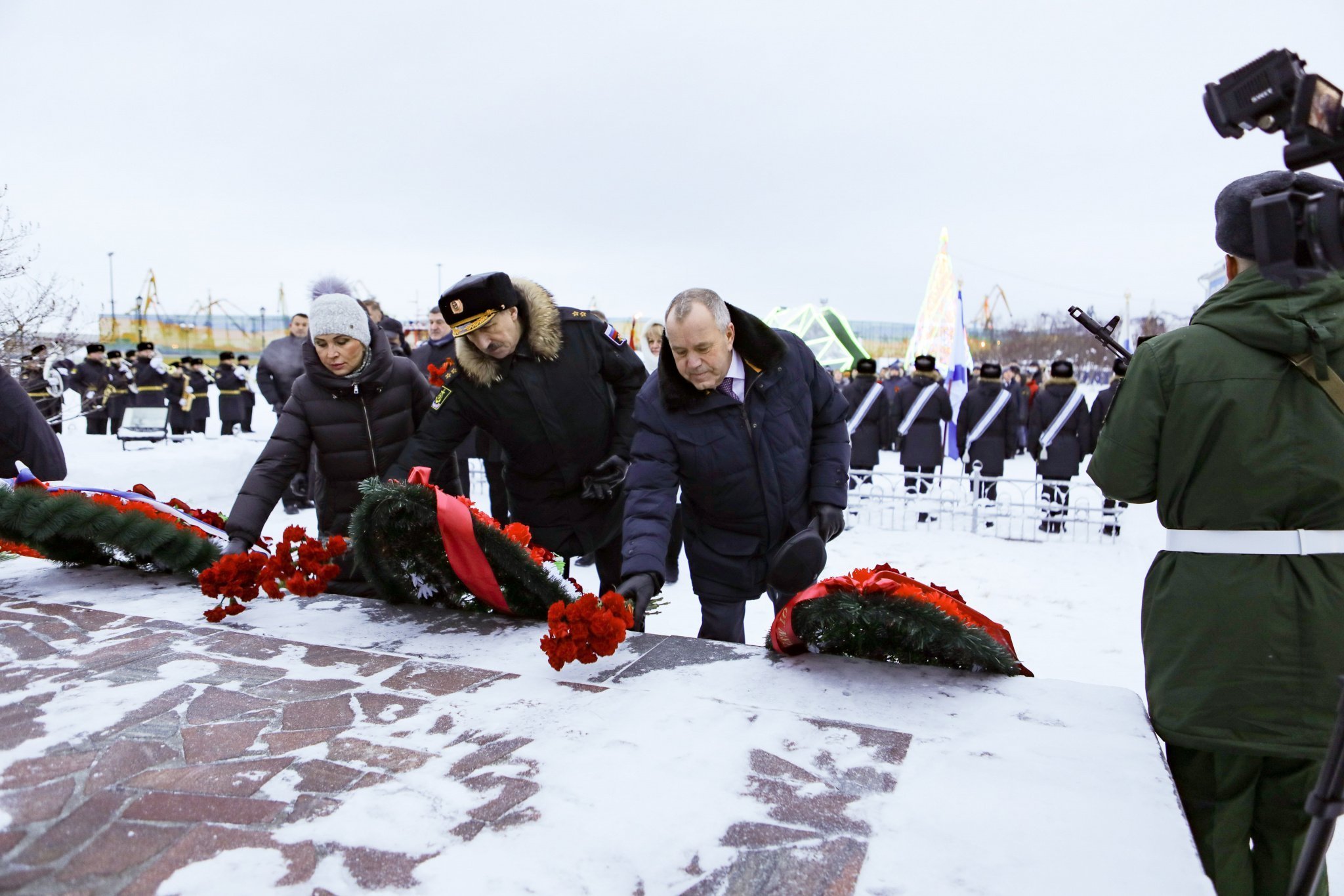 Январь прошел. Мурманск памятник союзным конвоям. Памятник союзническим конвоям в Мурманске. Митинг картинки.