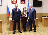 Юным мурманчанам торжественно вручили паспорта в областной Думе