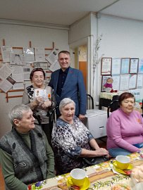 Депутат Мурманской областной Думы Александр Клементьев поздравил детей войны в Ковдоре