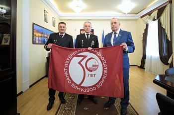 Флаг с юбилейной символикой Законодательного Собрания Санкт-Петербурга отправится на Северный полюс