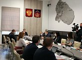 Владимир Мищенко провел заседание комитета областной Думы по законодательству, государственному строительству и местному самоуправлению