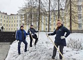 Роман Пономарев принял участие в субботнике по очистке территории у памятника С.М. Кирову от мусора и рыхлении снега