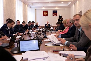 Состоялось очередное заседание комитета по экономической политике, энергетике и жилищно-коммунальному хозяйству под председательством Максима Белова