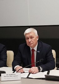 Работаю в составе комитетов Мурманской областной Думы 