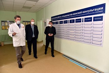Максим Иванов посетил Мончегорскую центральную районную больницу, которая планирует открыть новое отделение для лечения больных коронавирусной инфекцией