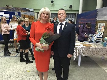  В Заполярном депутат регионального парламента Андрей Фоменко поздравил с юбилеем коллектив школы
