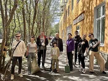 Роман Пономарев принял участие в субботнике во дворах домов 18 на проспекте Ленина и 5 на улице Полярной Дивизии в Мурманске