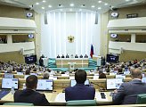 Сергей Дубовой выступил на пленарном заседании Совета Федерации с докладом о законодательной деятельности, направленной на повышение качества жизни в Мурманской области 