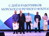 Работники Мурманского морского торгового порта принимают поздравления с профессиональным праздником