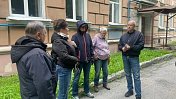Роман Пономарев встретился с жителями дома №18 на улице Коммуны