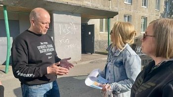 Роман Пономарев встретился с жителями дома №9 по улице Фестивальной