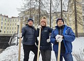 Роман Пономарев принял участие в субботнике по очистке территории у памятника С.М. Кирову от мусора и рыхлении снега