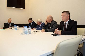 Члены фракции "ЕДИНАЯ РОССИЯ" провели совещание по вопросам усиления мер поддержки многодетных семей 