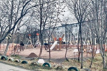 На улице Книповича, 67 началось строительство современной детской игровой площадки.