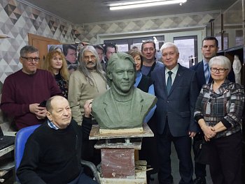 Мы - жители города-героя Мурманска очень бережно относимся к увековечению памяти о своих замечательных земляках