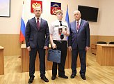 Юным мурманчанам торжественно вручили паспорта в областной Думе