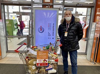 Роман Пономарев совместно с волонтерами ОНФ доставил нуждающимся пенсионерам пакеты с продуктовыми наборами первой необходимости в рамках акции «Тележка Добра»