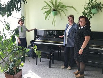 Вице-спикер регионального парламента Наталия Ведищева оценила оснащение школы искусств в Ревде