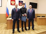 Юным мурманчанам торжественно вручили паспорта в областной Думе