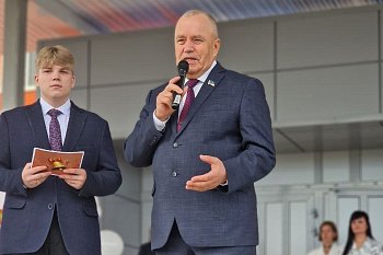 Сергей Дубовой поздравил школьников Видяево с началом нового учебного года