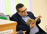 Депутат Мурманской областной Думы Герман Иванов прочитал детям отрывок из любимой книги детства