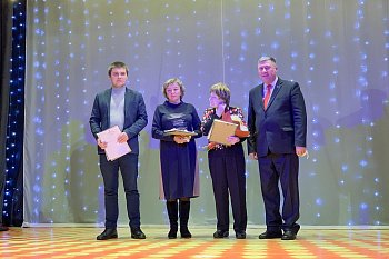 Первый заместитель Председателя областной Думы  Владимир Мищенко поздравил жителей Мишуково с 85-летием поселка