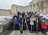 Роман Пономарев принял участие в субботнике по очистке территории у памятника С.М. Кирову от мусора и рыхлении снега