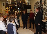 Депутат Герман Иванов вместе со школьниками посетил Театр кукол