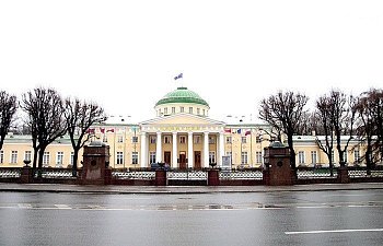 Председатель Мурманской областной Думы Сергей Дубовой сегодня работает в Санкт-Петербурге