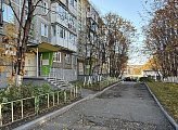 Роман Пономарев : ограждения в палисадниках дома №4 по улице Самойловой заменены на новые благодаря проекту "Инициативы двора"