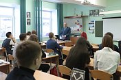 Сергей Дубовой провел урок обществознания в школе Заозерска