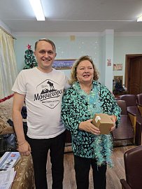 Депутат Мурманской областной Думы Александр Клементьев поздравил с Новым годом мончегорских коммунистов