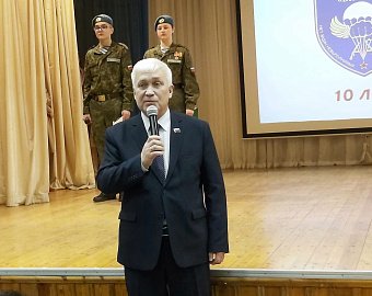 Уважаемые земляки, в Мурманской области и городе Мурманске особое внимание уделяется организации патриотического воспитания молодежи. Во многих образовательных организациях созданы кадетские классы, военно-патриотические клубы