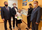 Владимир Мищенко наградил участников и победителей конкурса детских рисунков «Я есть, потому что есть Мы» в МБУДО "ДШИ г. Полярный"