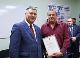 Первый вице-спикер областной Думы Владимир Мищенко поздравил с наступающим профессиональным праздником коллектив автобазы 