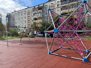 Юрий Шадрин проверил строящиеся детские площадки в г. Североморске