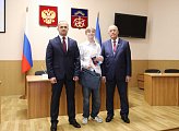 Юным мурманчанам торжественно вручили паспорта в областной Думе