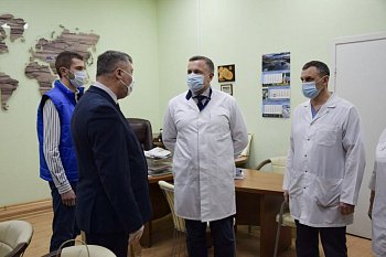 Первый заместитель председателя Мурманской областной Думы  Владимир Мищенко вместе с волонтерами посетил Мурманский  областной  клинический  многопрофильный  центр