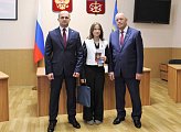 Юным мурманчанам торжественно вручили паспорта в областной Думе