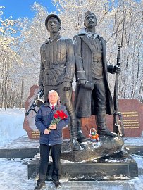 В день Защитника Отечества депутат Мурманской областной Думы Михаил Белошеев возложил цветы к народному памятнику воинам Полярной дивизии