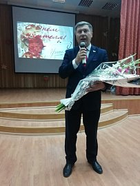 Владимир Мищенко принял участие в торжественных мероприятиях, посвященных Дню учителя в школе № 279 города Гаджиево