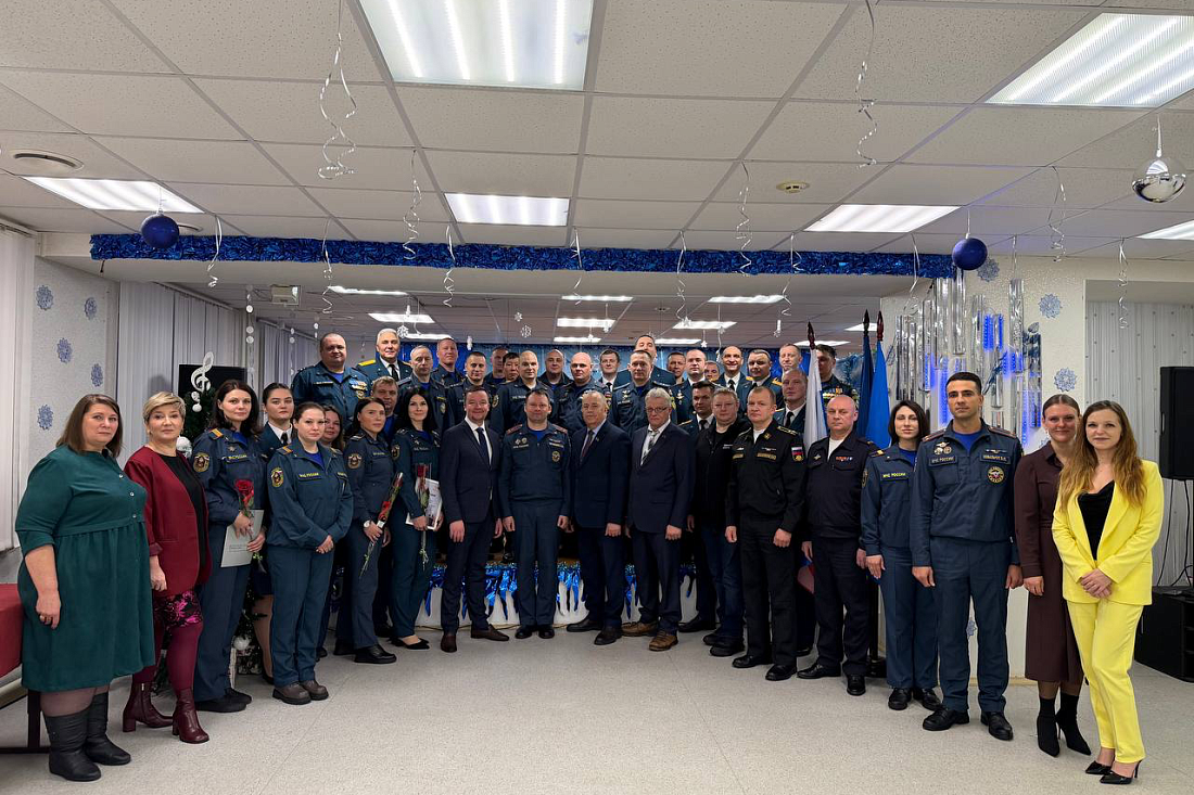 Сергей Дубовой поздравил сотрудников 48 Управления МЧС России 