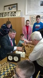 Владимир Мищенко принял участие в блиц-турнире по шахматам, посвященном Дню единства в ЗАТО Александровск